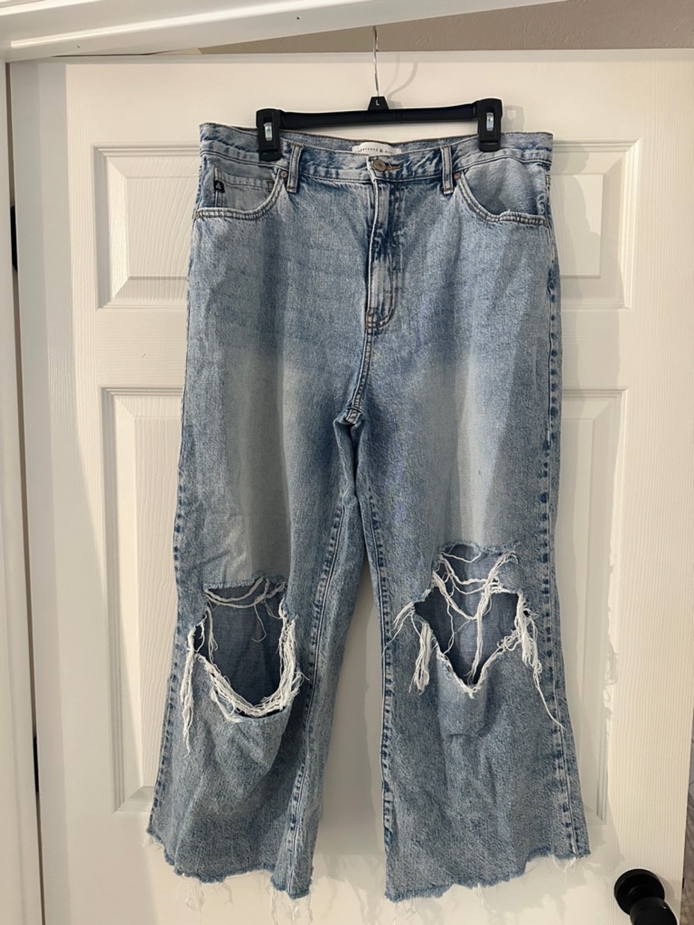 Light Wash Distressed Women’s Jeans